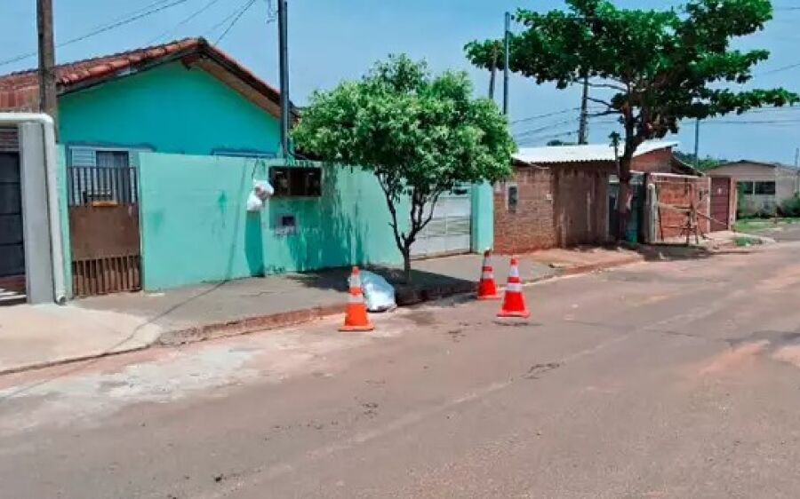 Ferido, homem tenta pedir socorro, mas cai e morre em calçada