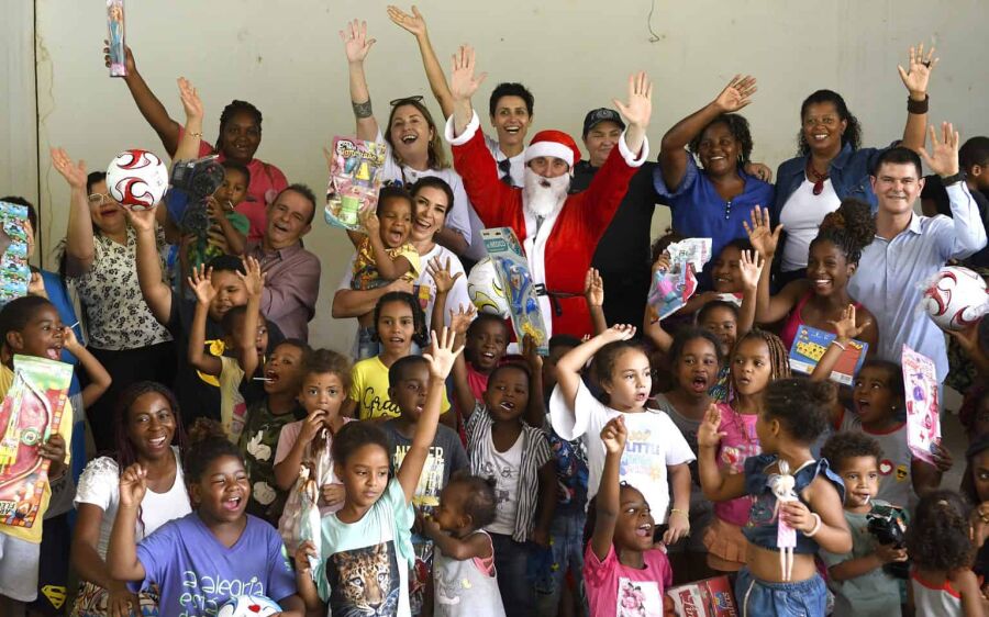 Crianças de Jaraguari recebem brinquedos da campanha ‘Caixa Encantada’