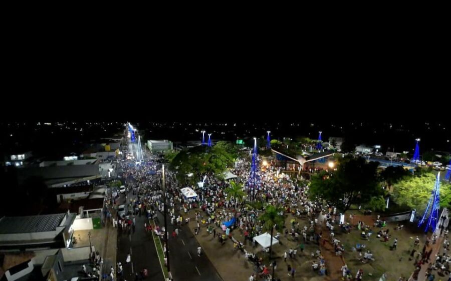 Mais de 7 Mil Pessoas recebem 2024 na praça das Américas em Rio Verde. 