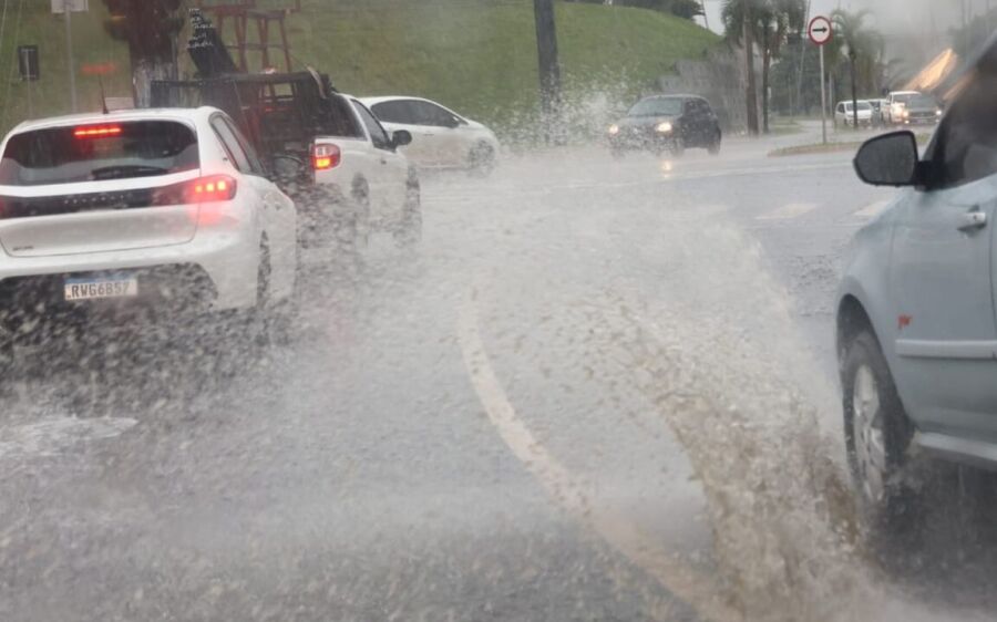  Dia vira noite em Campo Grande com chegada de chuva forte e granizo
