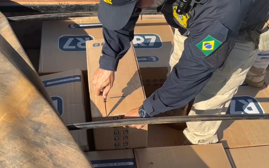 PRF intercepta contrabando de 300 mil maços de cigarros e 300 munições em Coxim