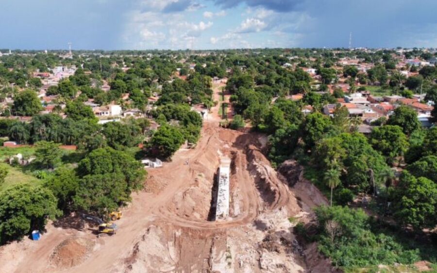 Obra de drenagem interdita rua Frei Cirino na Vila Bela em Coxim