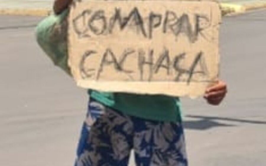 Me ajude comprar cachaça, pede homem com cartaz nas ruas de Coxim 