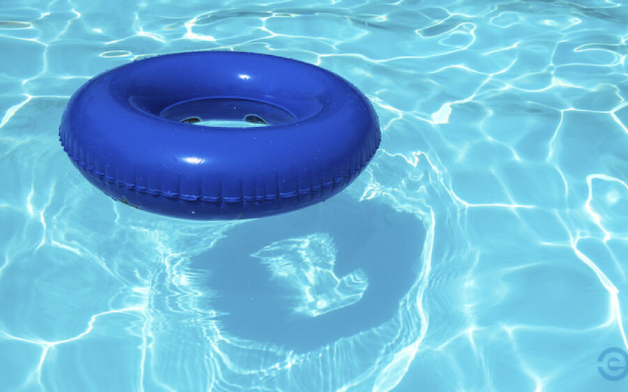 Criança de 3 anos salva irmão de 1 de afogamento em piscina em Chapadão