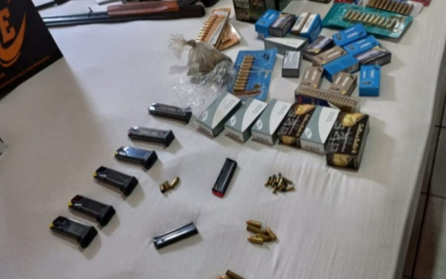 Polícia Civil apreende armas e  munições na casa de autor de  violência doméstica em Coxim