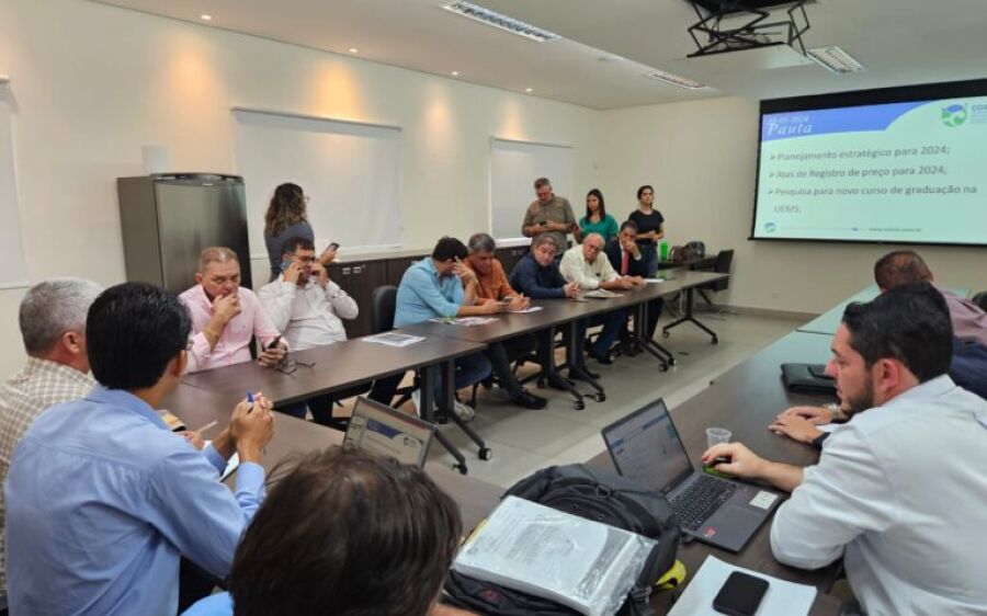 Prefeito de Coxim pede apoio para melhorar estradas rurais em assembleia do Cointa