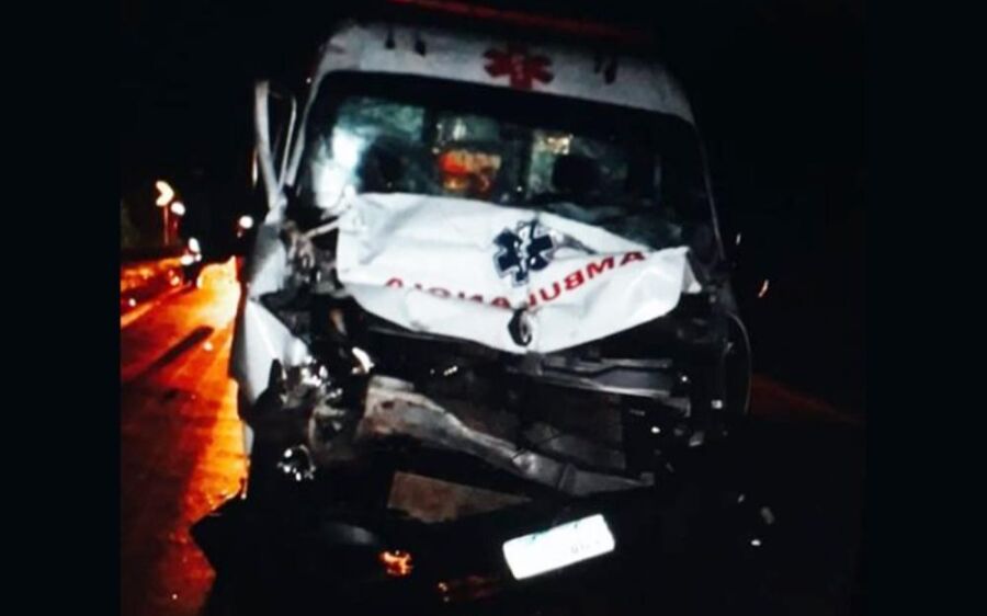 Ambulância de Coxim colide com caminhão na BR-163
