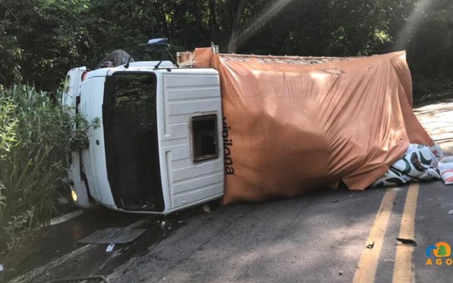 Freio falha e caminhão carregado de ração para gado tomba na Serra da Alegria