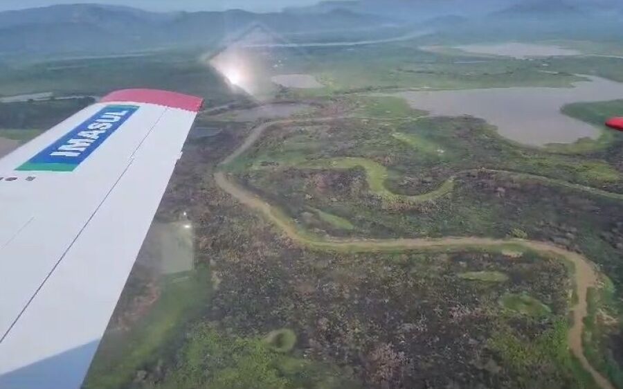 Com aeronaves e equipes em solo, bombeiros de MS atuam para controlar incêndio no Pantanal
