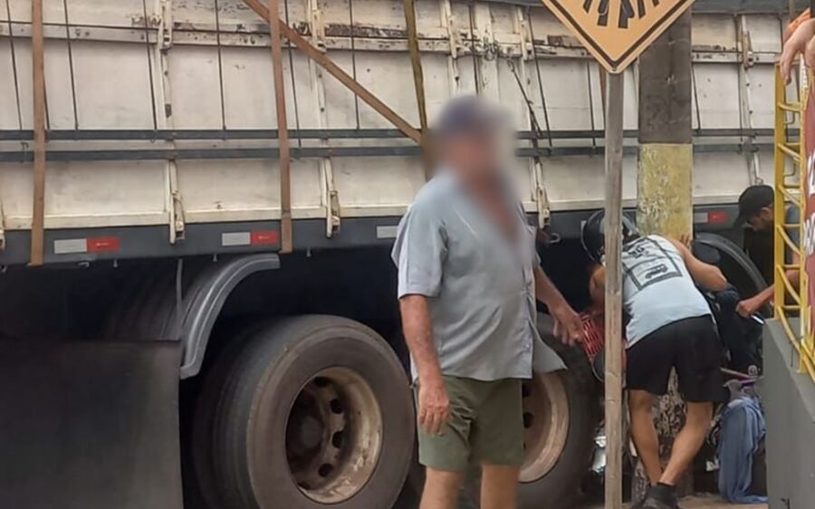 Bicicleta fica destruída após ser espremida entre carreta e poste na avenida Virgínia Ferreira