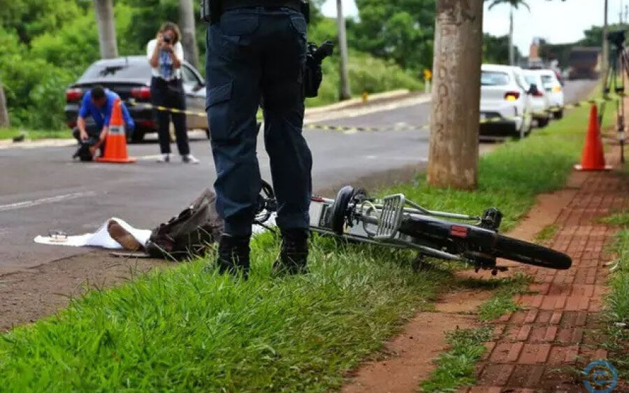Pneu de bicicleta elétrica trava, mulher cai e morre em Campo Grande