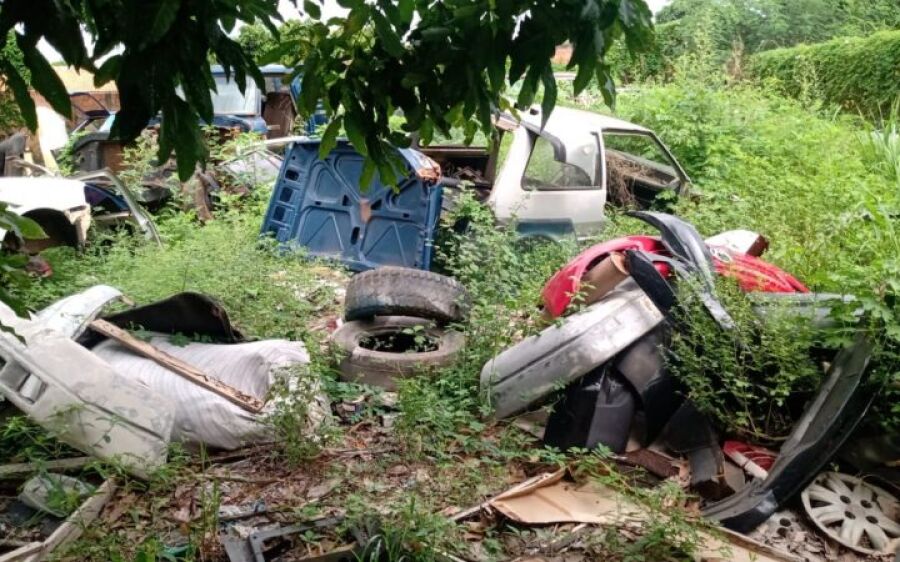 Prefeitura de Coxim multa proprietários de terrenos por acúmulo de lixo e água parada