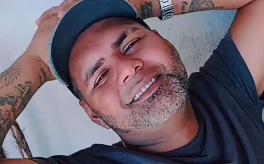 Jovem que esfaqueou e matou trabalhador em campo de futebol deve se apresentar à polícia