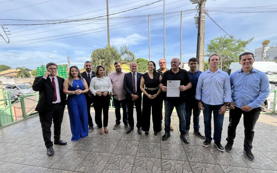 Câmara Municipal e prefeitura se unem e adquirem Caminhão Prancha para transporte de equipamentos 