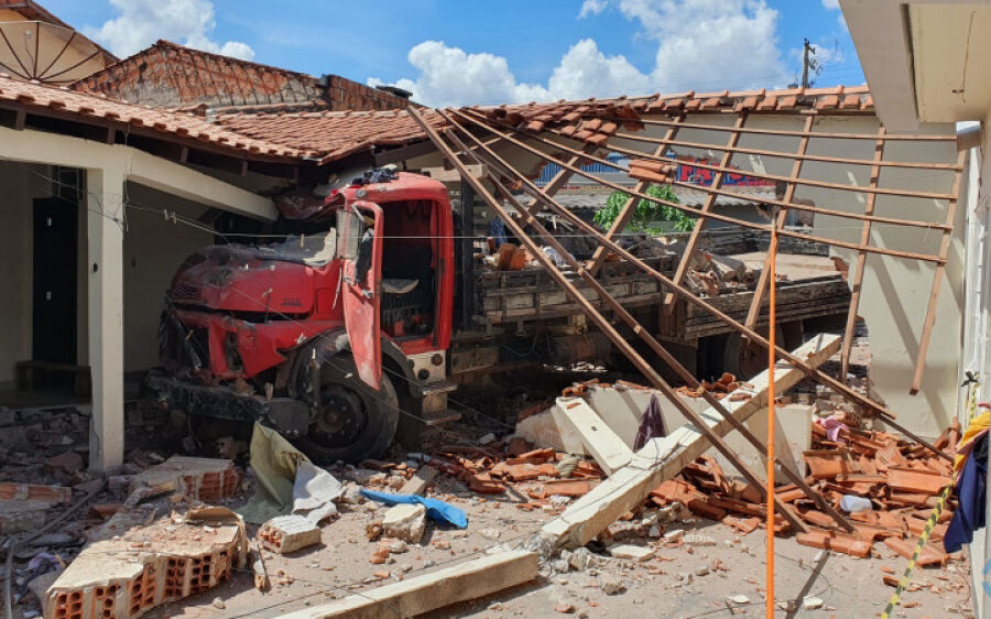 Sem freio, caminhão cruza avenida e invade duas casas em Coxim