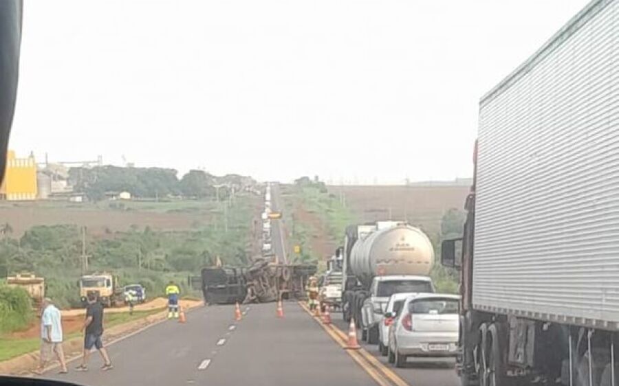 Acidente triplo tem dois feridos e congestionamento quilométrico na BR-163