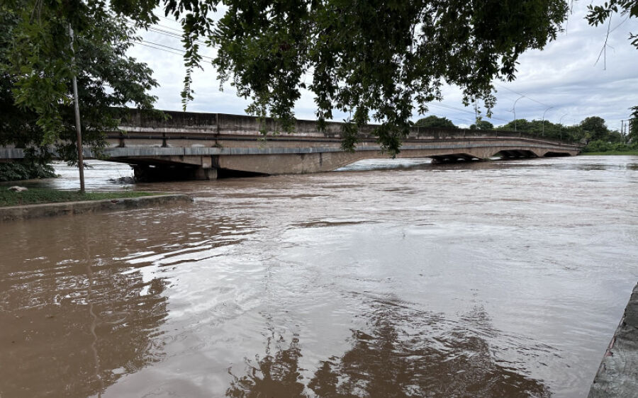 Chuvas do fim de semana elevam nível do rio Taquari em Coxim