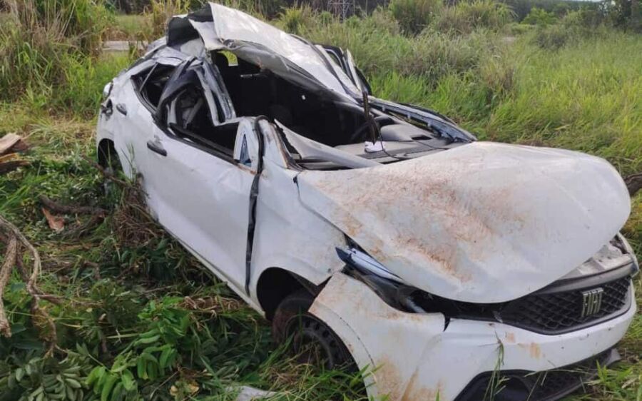 Carro sai da pista, capota várias vezes e motorista fica gravemente ferido na BR-262