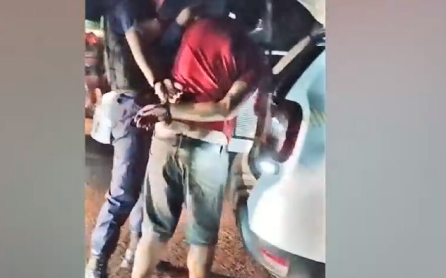 Morador de rua sequestra caminhão, causa estragos e é agredido por moradores