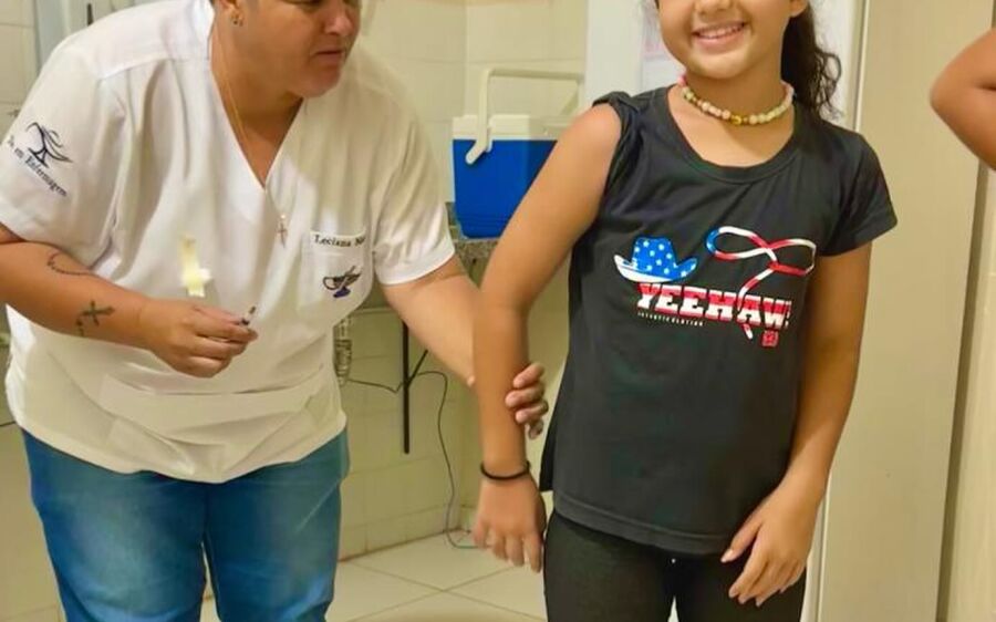 Rio Verde inicia vacinação contra a dengue e atualização da caderneta nacional de vacinas.