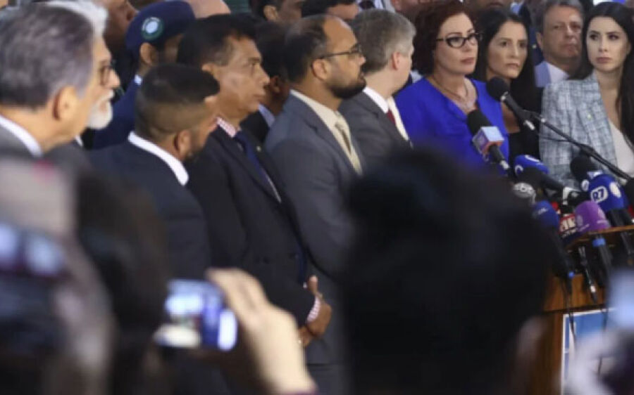 Dezessete deputados do PL de Bolsonaro não assinam impeachment de Lula