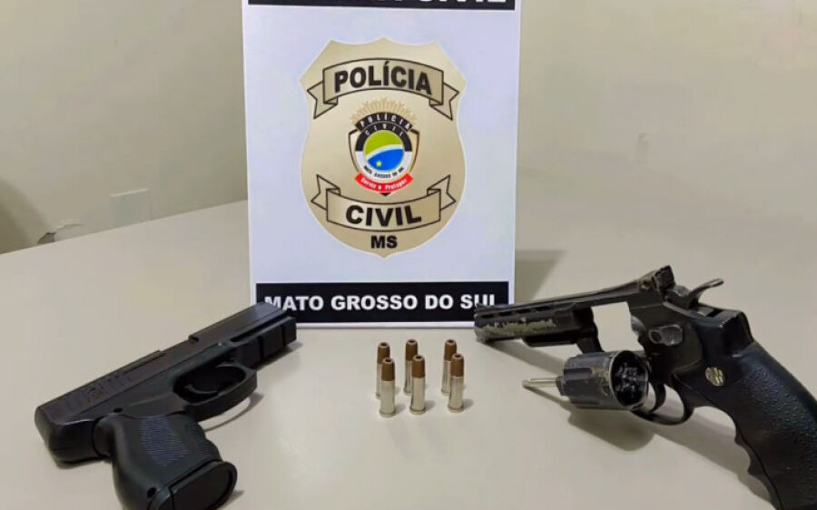 Autor de ameaças e agressões contra mulher, jovem é preso e tem simulacros apreendidos