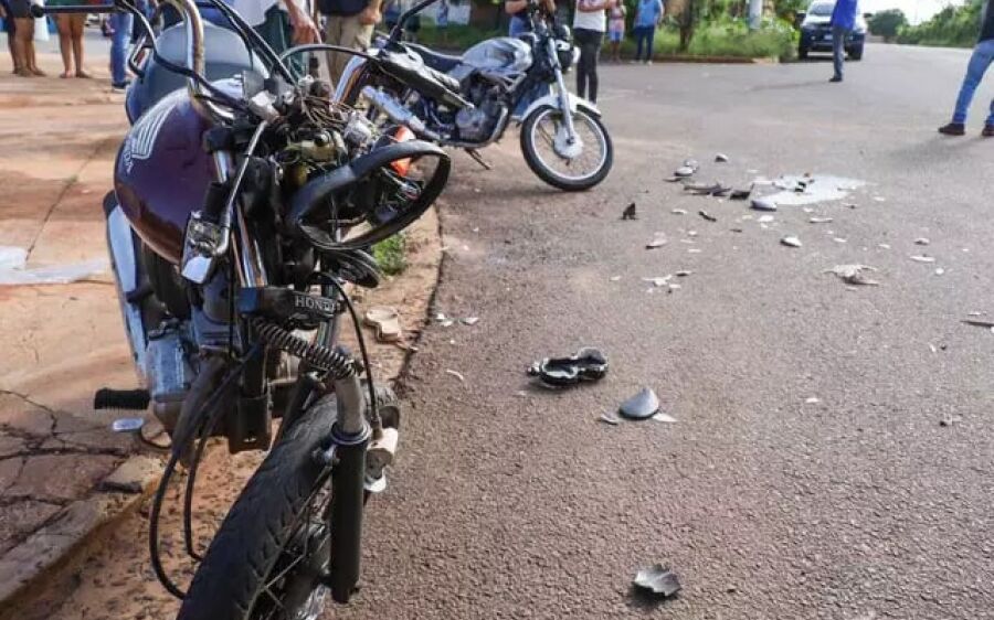 Mulher tem fratura exposta e osso vai parar no asfalto após acidente entre motos na Capital