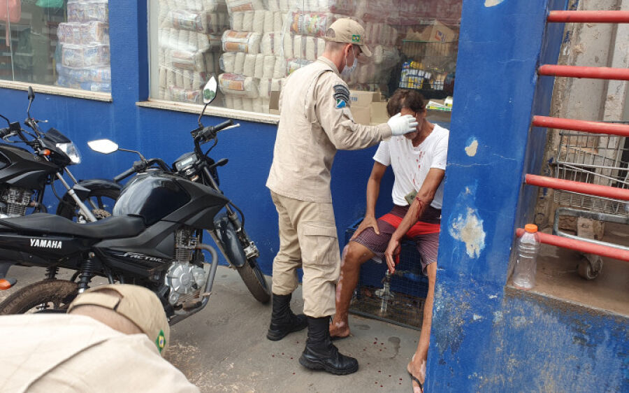Homem é atingido por golpes de facão após discussão em frente a supermercado de Coxim