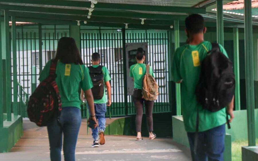 Redes de ensino têm até 8 de março para garantir aos alunos acesso ao Pé-de-Meia