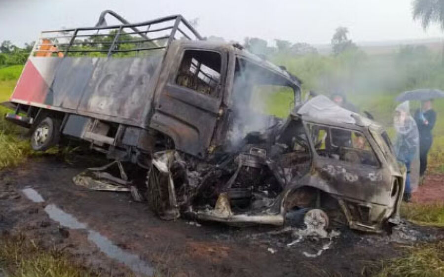 Colisão entre carro e caminhão mata irmãos e 2 crianças na MS-141