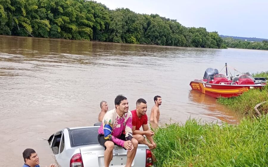 Motorista se perde em Coxim e cai com carro no Rio Taquari
