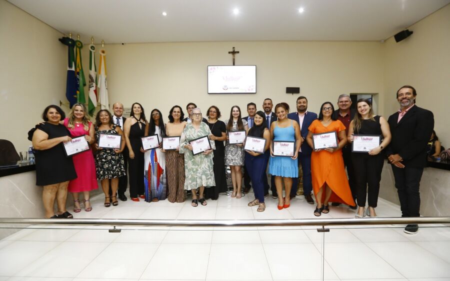 A Câmara Municipal de Rio Verde realizou uma sessão solene emocionante em homenagem ao Dia da Mulher