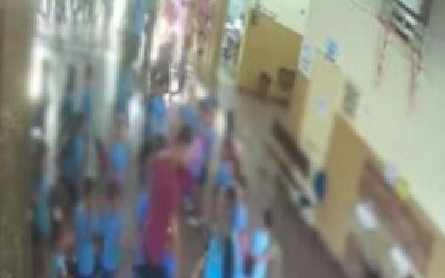 Pai invade escola municipal e agride menina negra de 4 anos que abraçou o filho