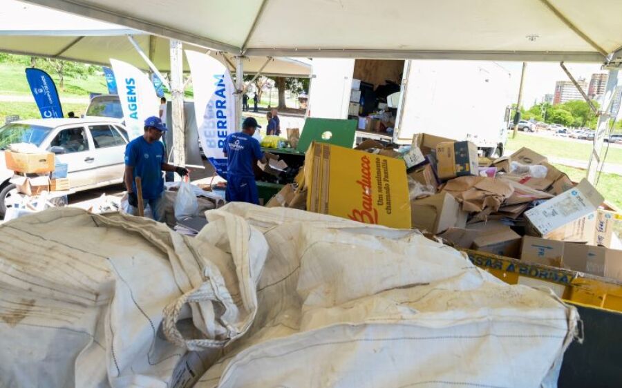 População movimenta o Drive Thru da Reciclagem com descarte de milhares de resíduos