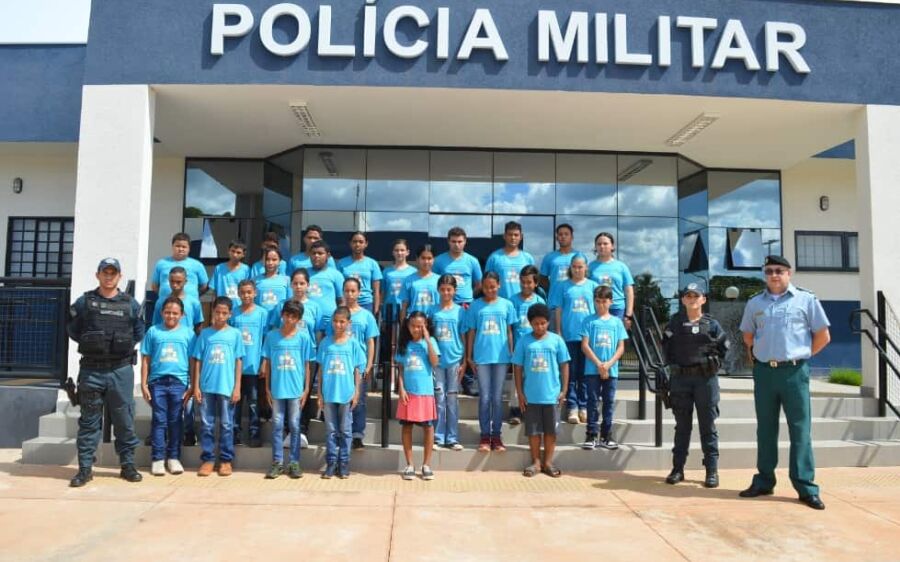 Alunos do Patrulha Mirim do  Trânsito visitam quartel do 5º Batalhão de Polícia Militar de Coxim