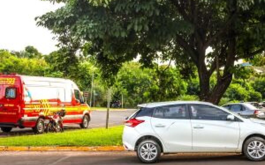 Motorista não vê bicicleta elétrica e mulher fica ferida em rotatória 