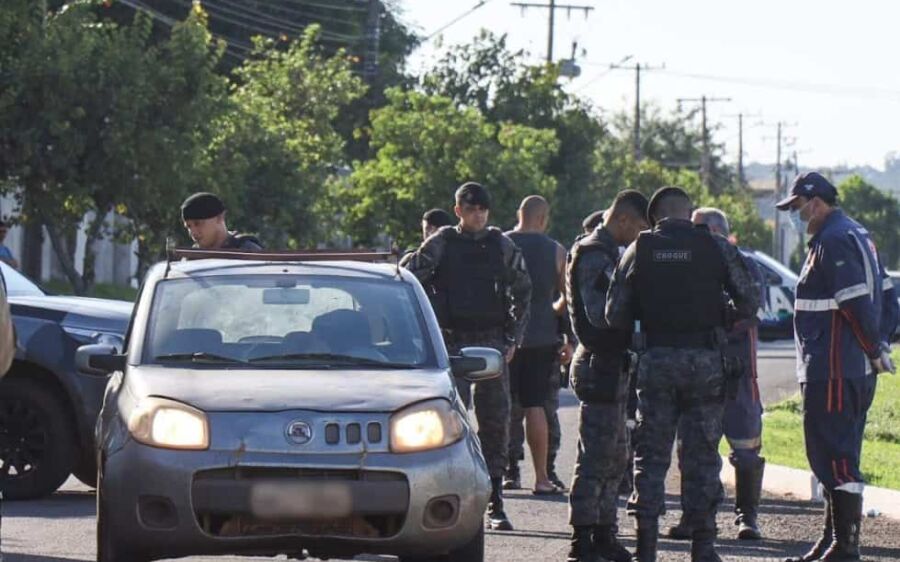 Homem é emboscado por motociclista e executado dentro de carro na Capital