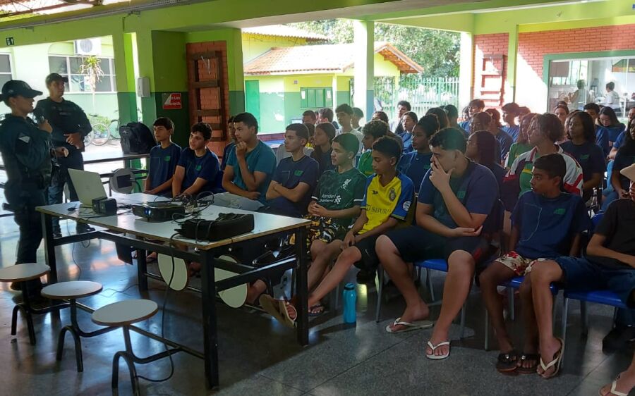 Polícia Militar promove palestra sobre violência doméstica na Escola Estadual Viriato Bandeira 