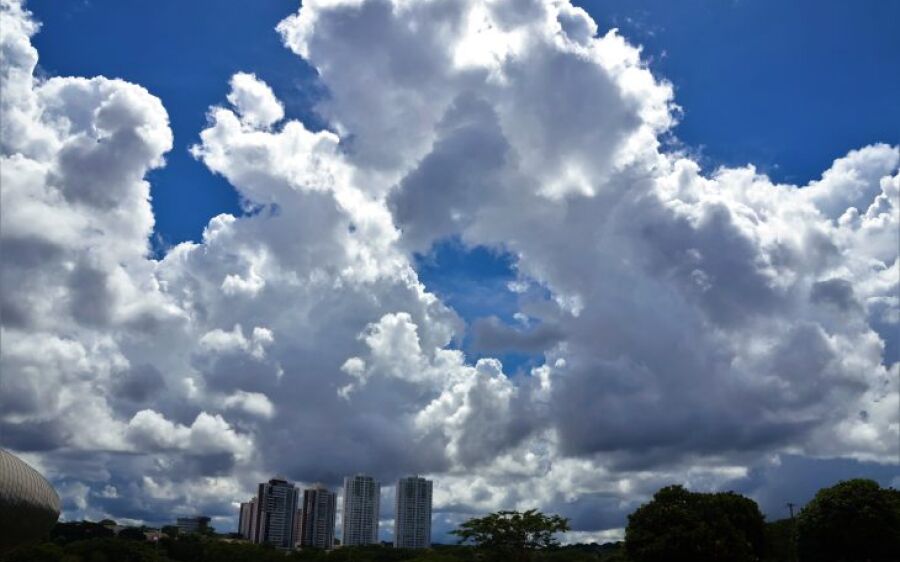 Com possibilidade de chuvas, domingo encerra a semana com sol e nebulosidade