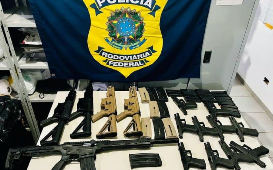 Mulher que viajava com o filho de quatro anos é presa com arsenal no carro na BR-267