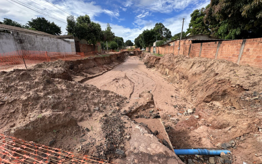 Obra do governo do Estado ameaça engolir casas na Vila Bela, em Coxim
