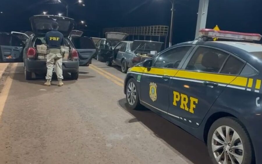 PRF apreende comboio de doze veículos com mercadorias estrangeiras em Ponta Porã