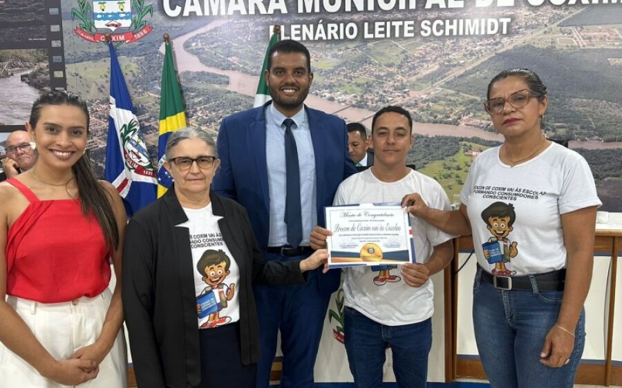 Vereadores entregam moções de congratulação para homenageados neste mês março