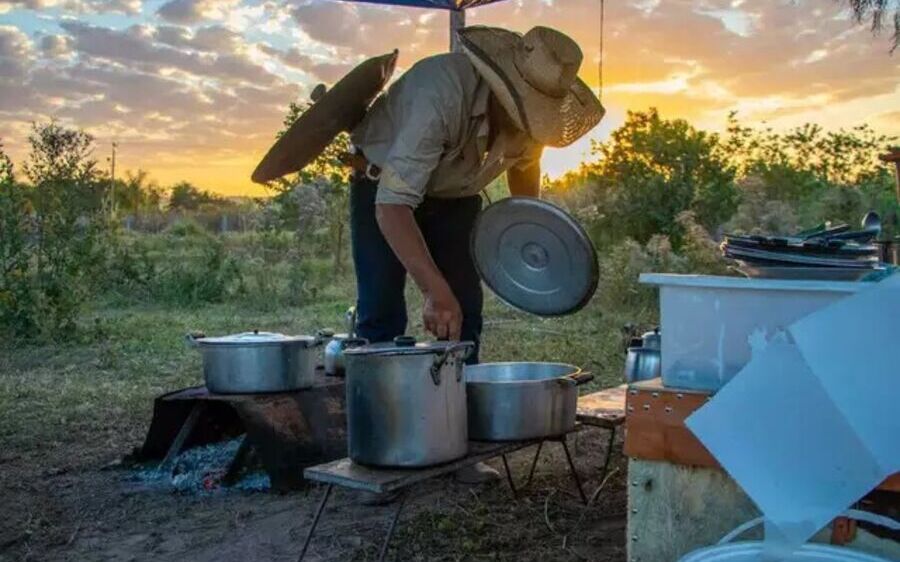 Há 10 anos, Júlio viaja levando histórias e comida raiz de comitiva