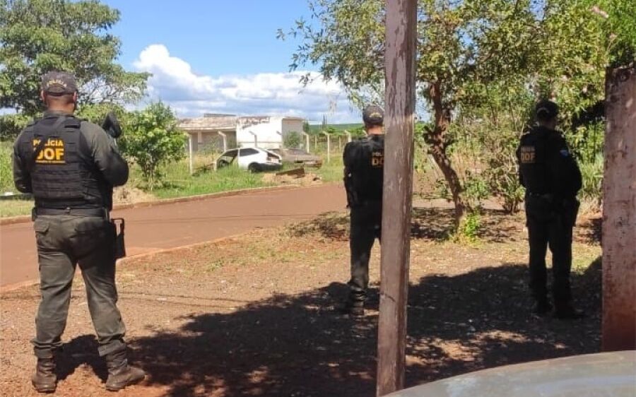 Confronto resulta na morte de suspeito de roubo de veículo e apreensão de explosivos