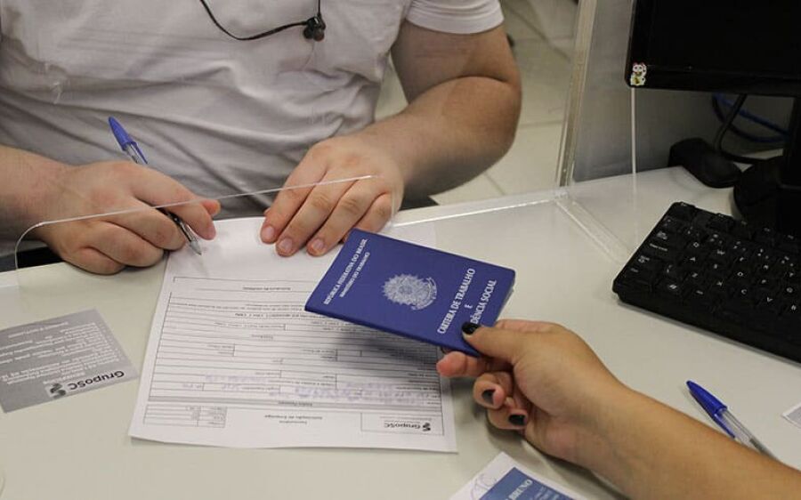 Desocupação cresce, mas população ocupada permanece estável
