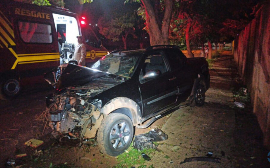 Homem é preso por dirigir embriagado, após colidir carro em árvore