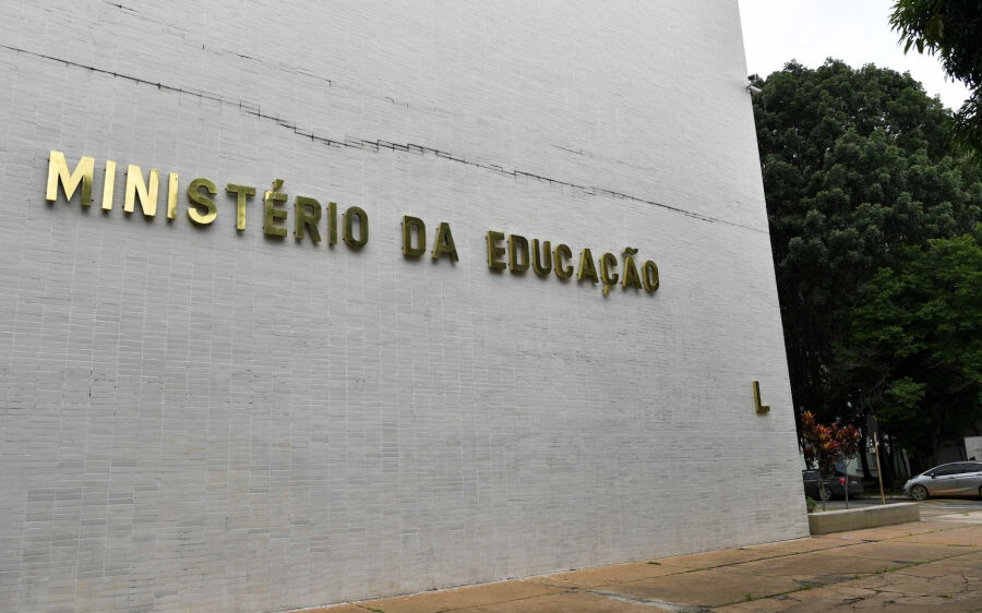 MEC notifica universidades que têm cursos de  medicina sem autorização