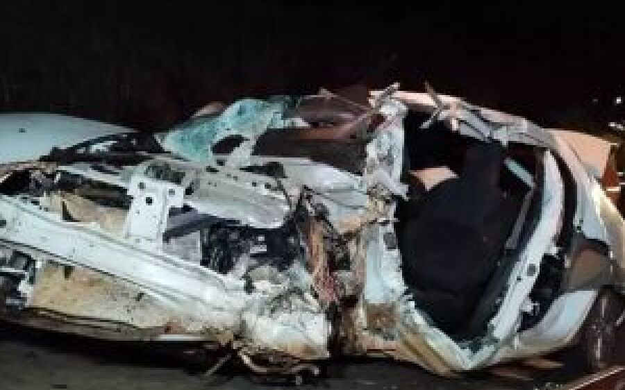 Carro é destruído em colisão com caminhão guincho e 2 pessoas ficam feridas na BR-163