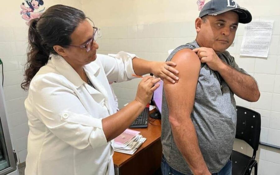 Desconfiança atrapalha e cidade reage para vacinar 55 mil contra a dengue em MS